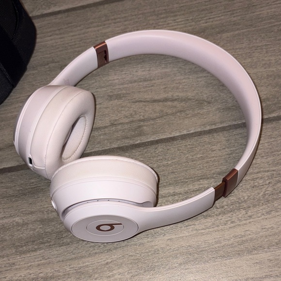 Beats Solo 4 Wireless Headphones cloud pink